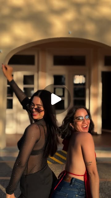 Reel de ISOLÉ con dos mujeres en exterior