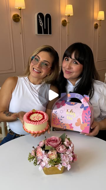 Reel de ISOLÉ con torta y flores