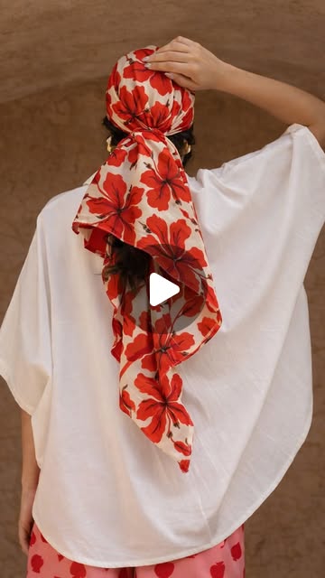 Reel de ISOLÉ con pañoleta floral roja